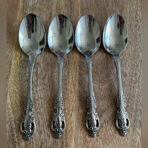 Renoir-Pembrooke (Stainless)
by ONEIDA oval soup spoons (4)